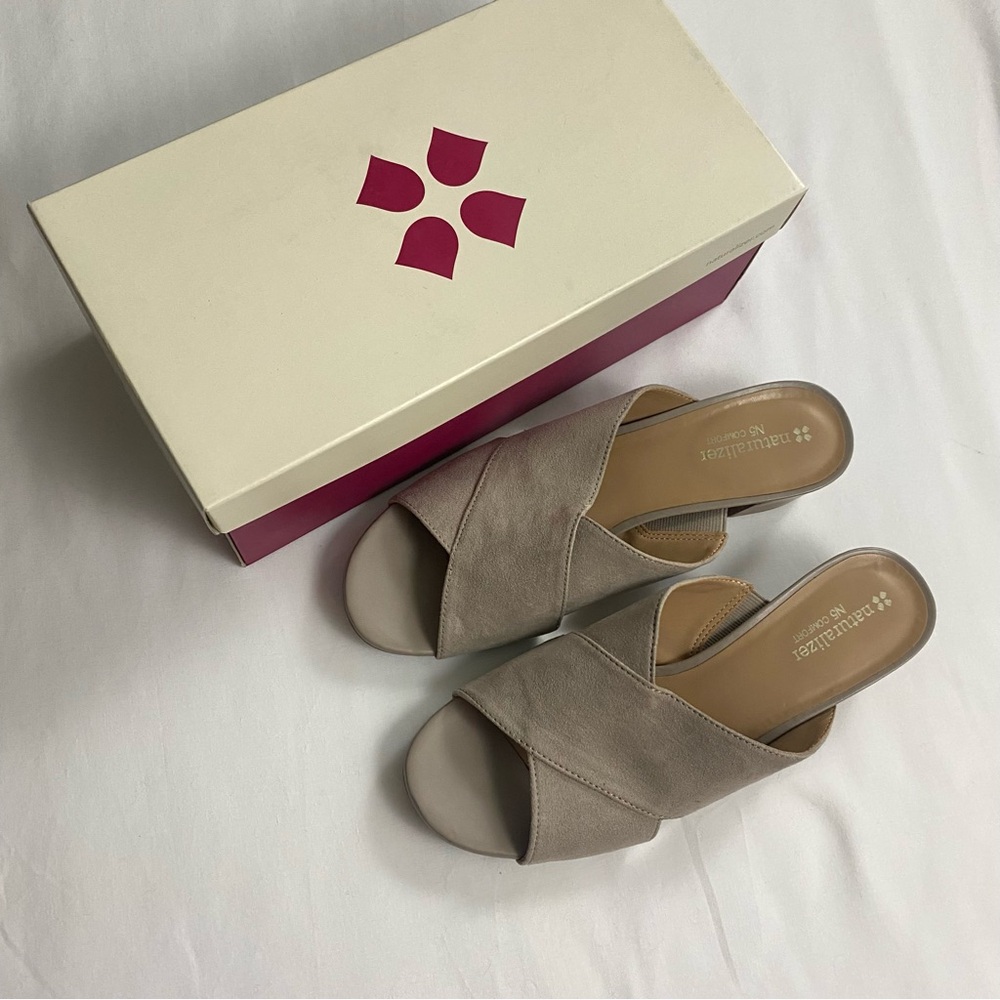 Naturalizer Tan Sandals Mules with Soft Suede Finish size 8M - Picture 4 of 5